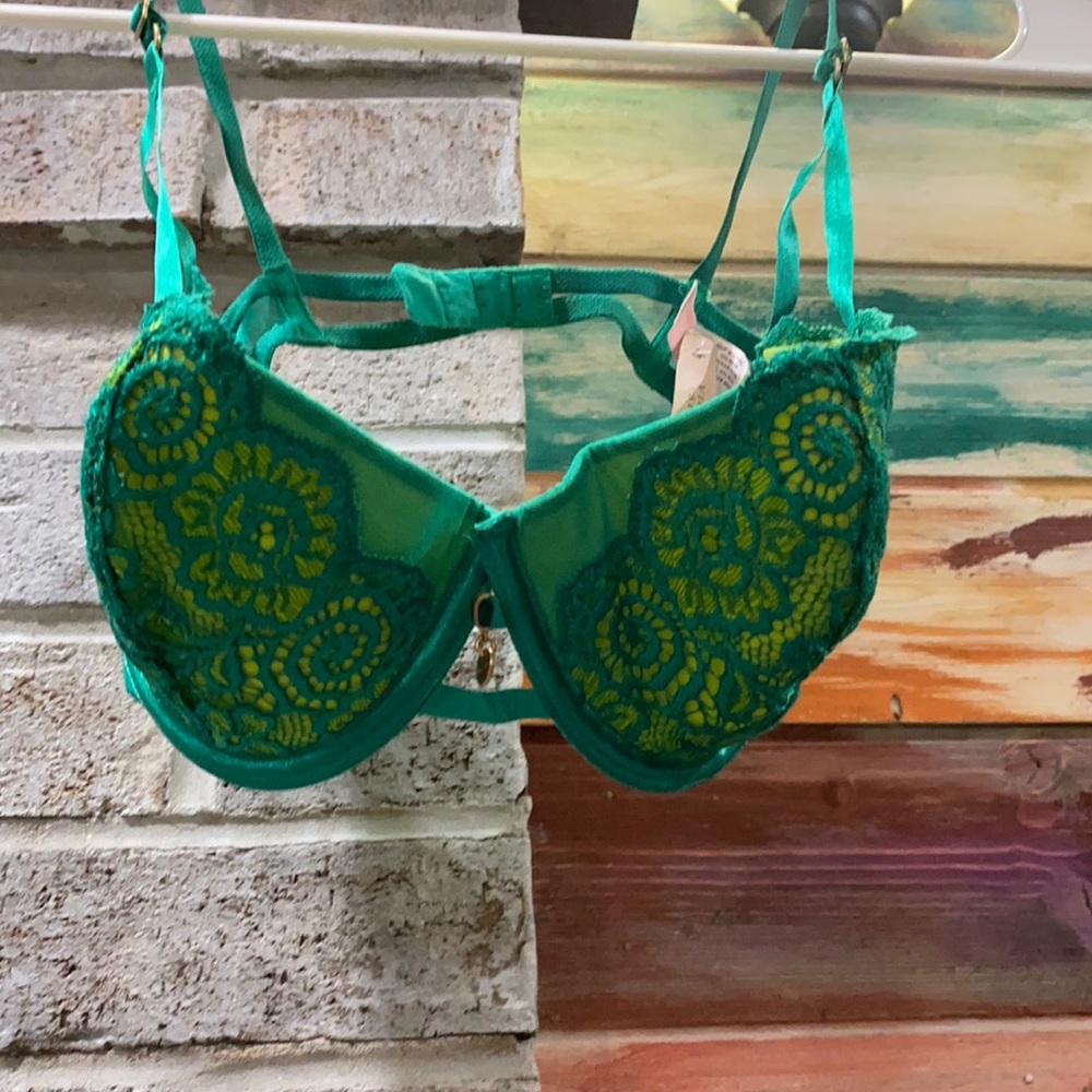 NWT VS 34C Push-up without padding green and lime green lace overlay bra